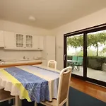 Apartment By The Sea Lukoran